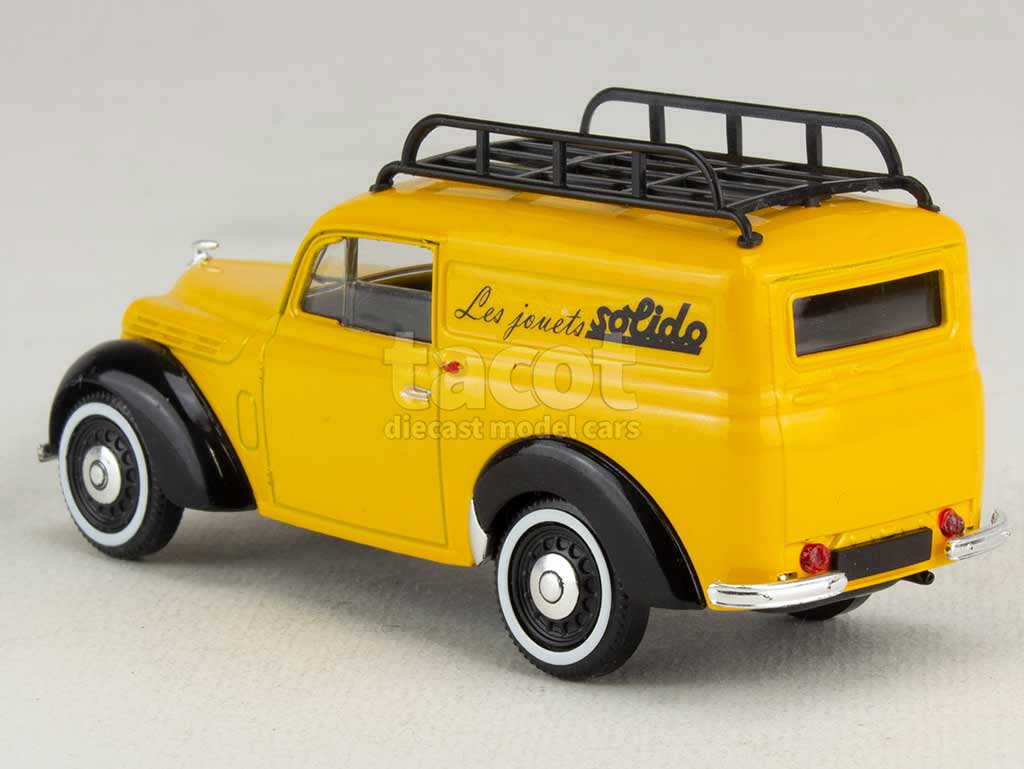 4045 Renault Juvaquatre Tôlée 1952