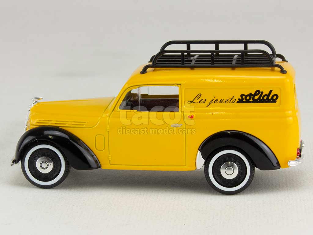4045 Renault Juvaquatre Tôlée 1952