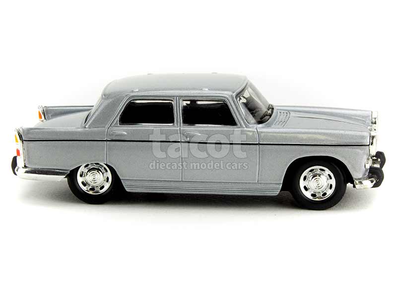 6767 Peugeot 404 Berline 1965