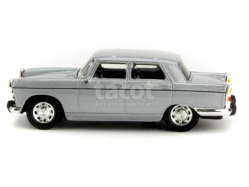 6767 Peugeot 404 Berline 1965
