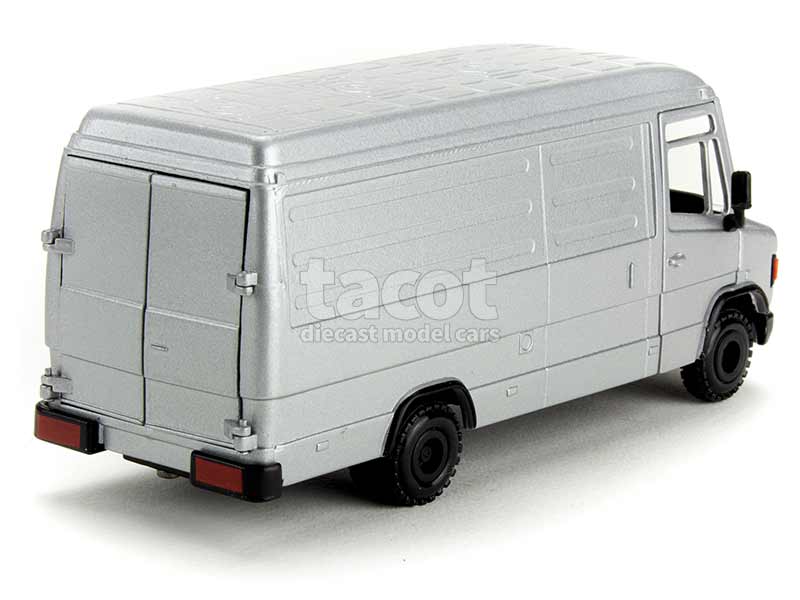 7142 Mercedes 507D Fourgon