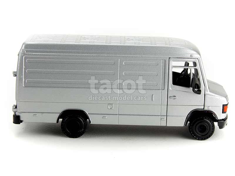 7142 Mercedes 507D Fourgon