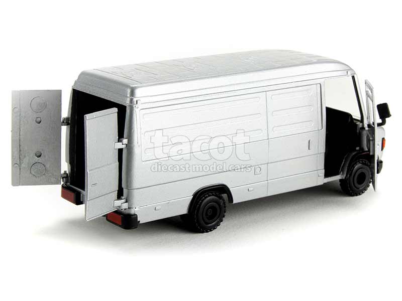 7142 Mercedes 507D Fourgon