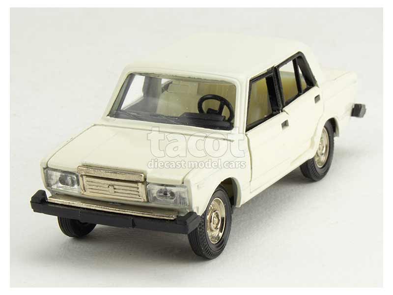 8590 Lada 2105 Berline