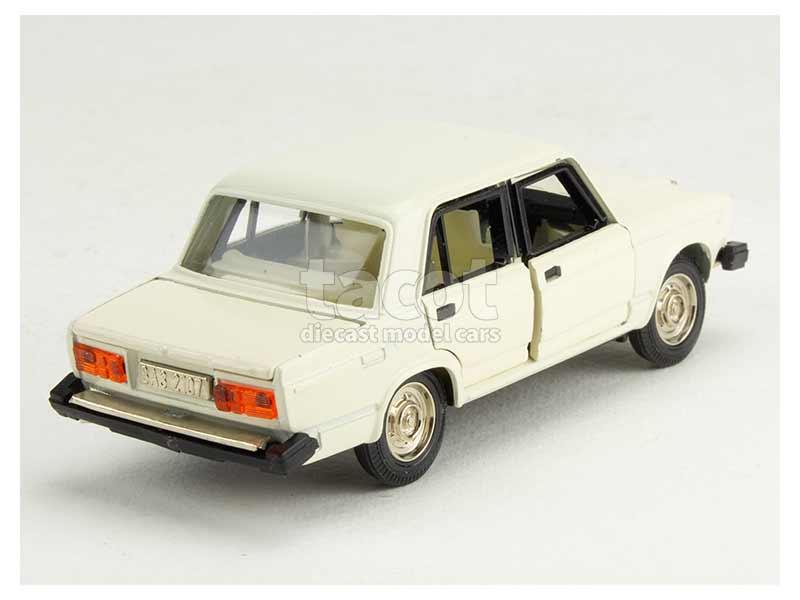 8590 Lada 2105 Berline