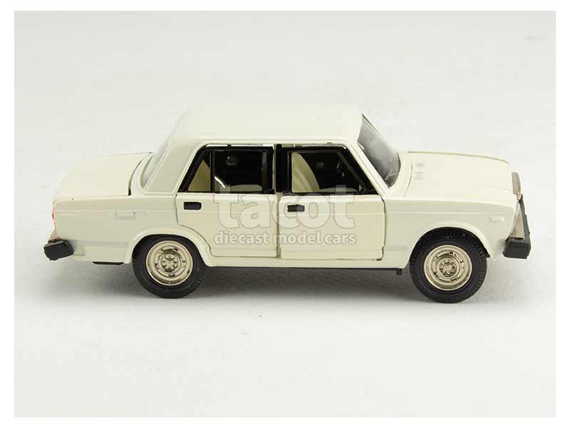8590 Lada 2105 Berline