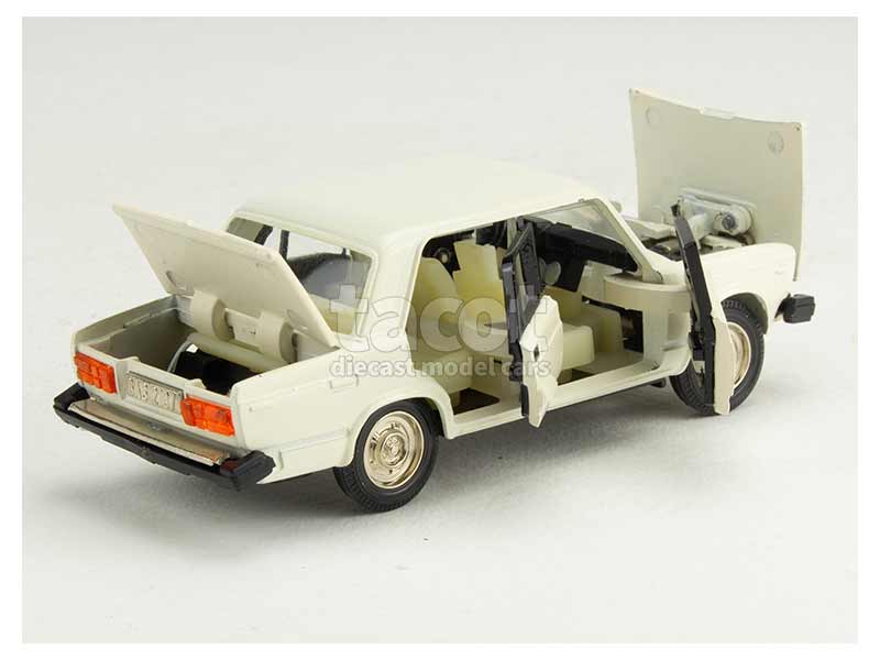 8590 Lada 2105 Berline