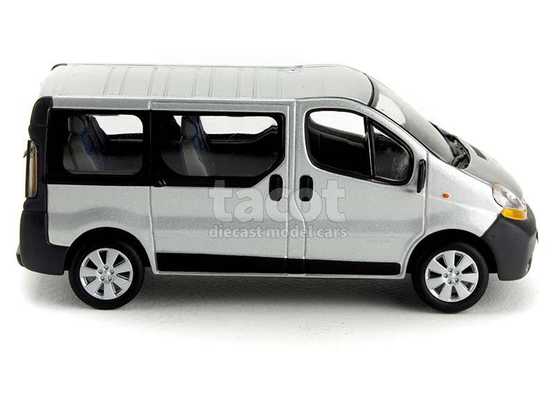 10833 Renault Trafic II Combi 2002