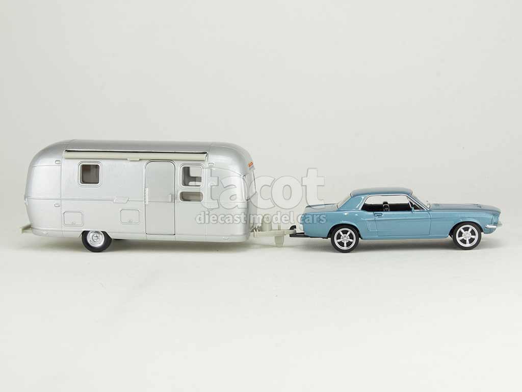 101179 Ford Mustang Coup&eacute; & Airstream 1968