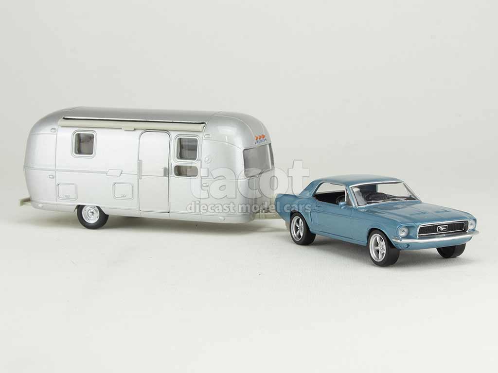 101179 Ford Mustang Coup&eacute; & Airstream 1968