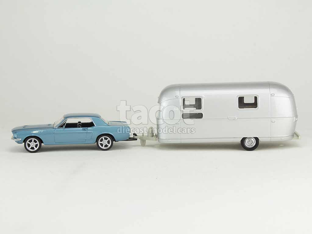 101179 Ford Mustang Coup&eacute; & Airstream 1968