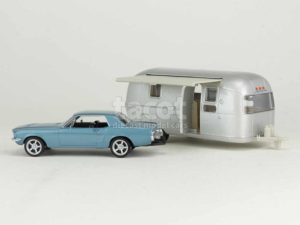 101179 Ford Mustang Coup&eacute; & Airstream 1968