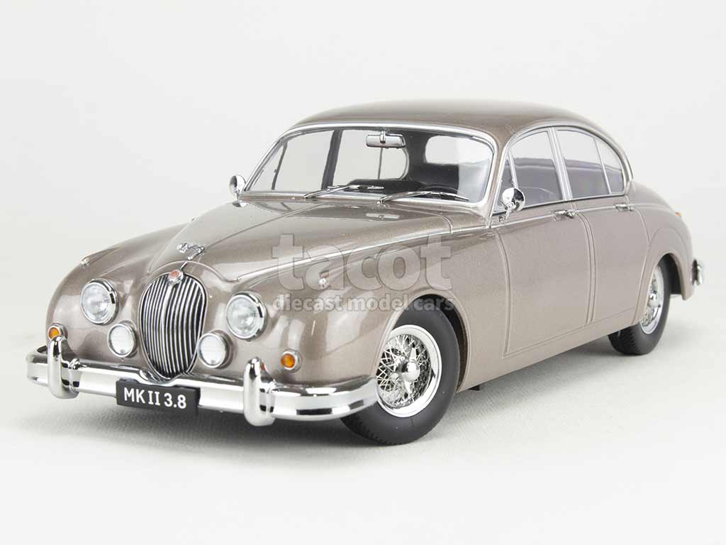 Jaguar mk ii 3 8 l 1960 devant les invalides