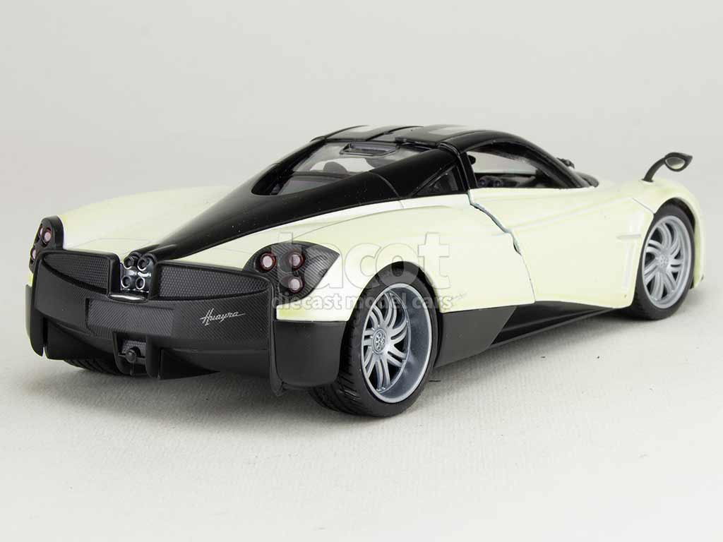 102665 Pagani Huayra 2011