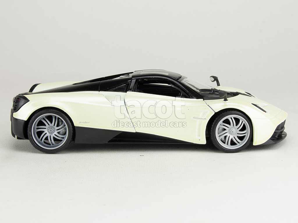 102665 Pagani Huayra 2011