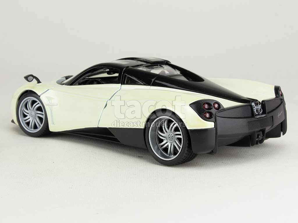 102665 Pagani Huayra 2011