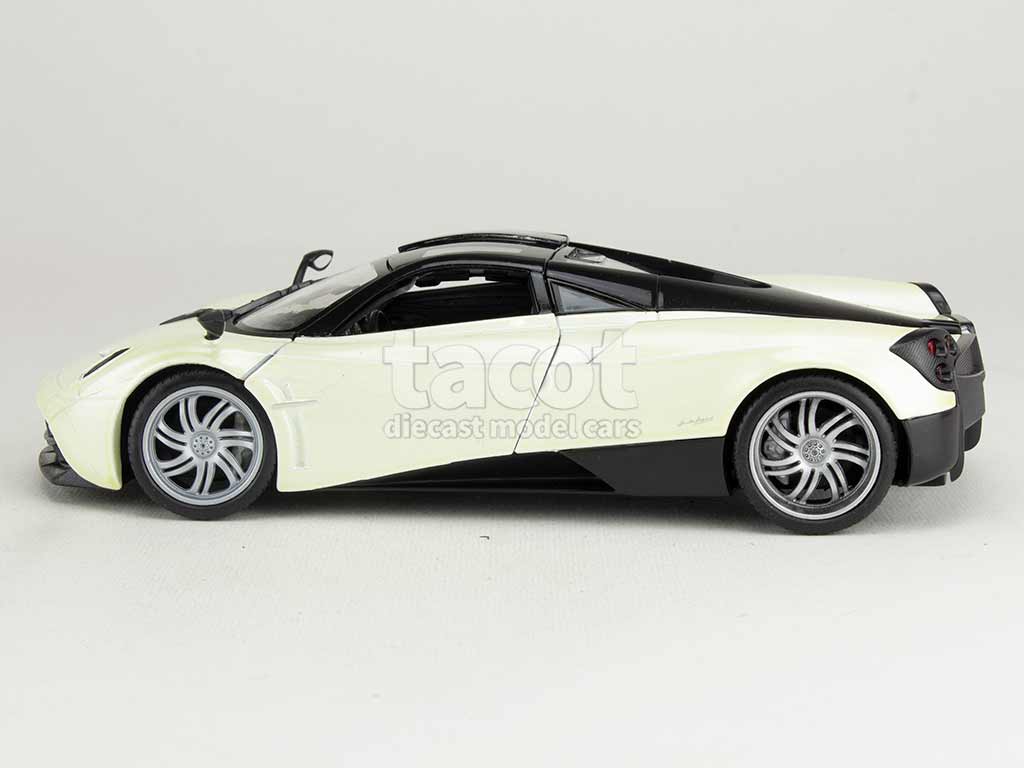 102665 Pagani Huayra 2011