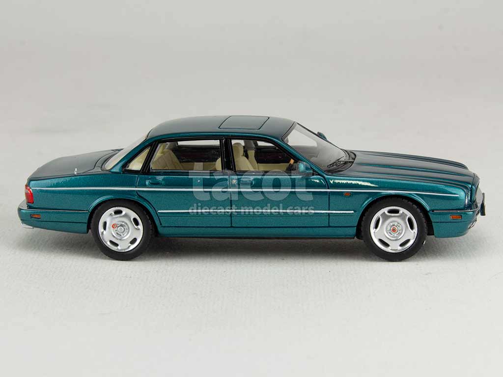 102867 Jaguar XJR/ X300 1994
