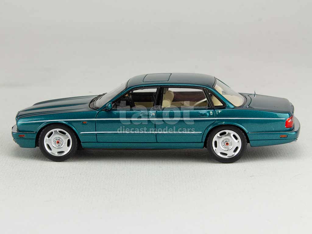 102867 Jaguar XJR/ X300 1994