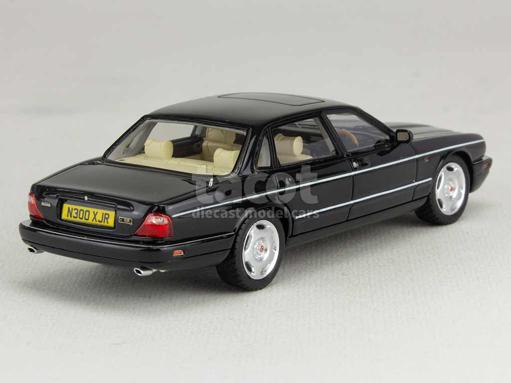 102868 Jaguar XJR/ X300 1994