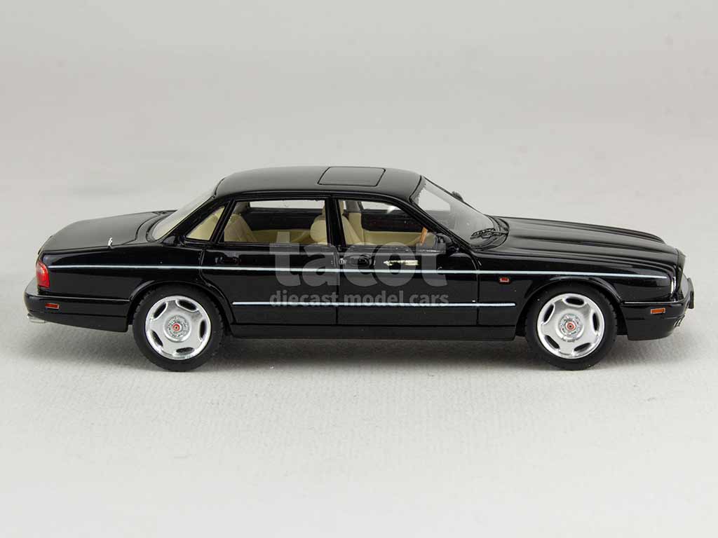 102868 Jaguar XJR/ X300 1994