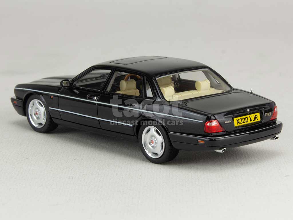 102868 Jaguar XJR/ X300 1994