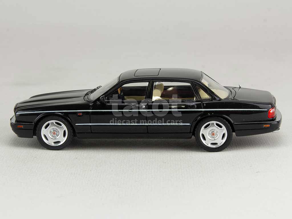 102868 Jaguar XJR/ X300 1994