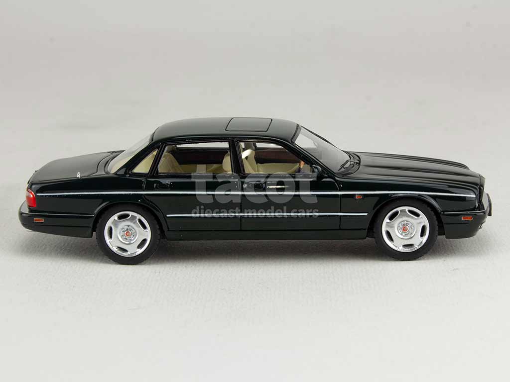 102869 Jaguar XJR/ X300 1994