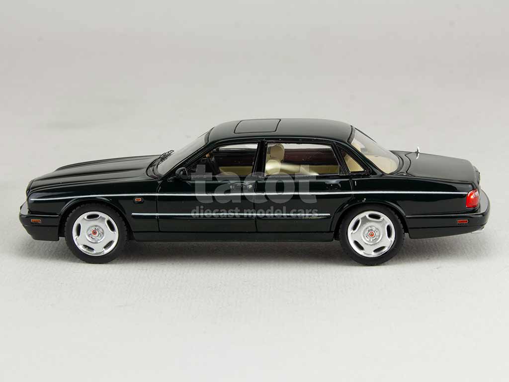 102869 Jaguar XJR/ X300 1994