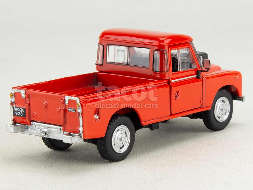 104461 Land Rover 109 Series III Pick-Up