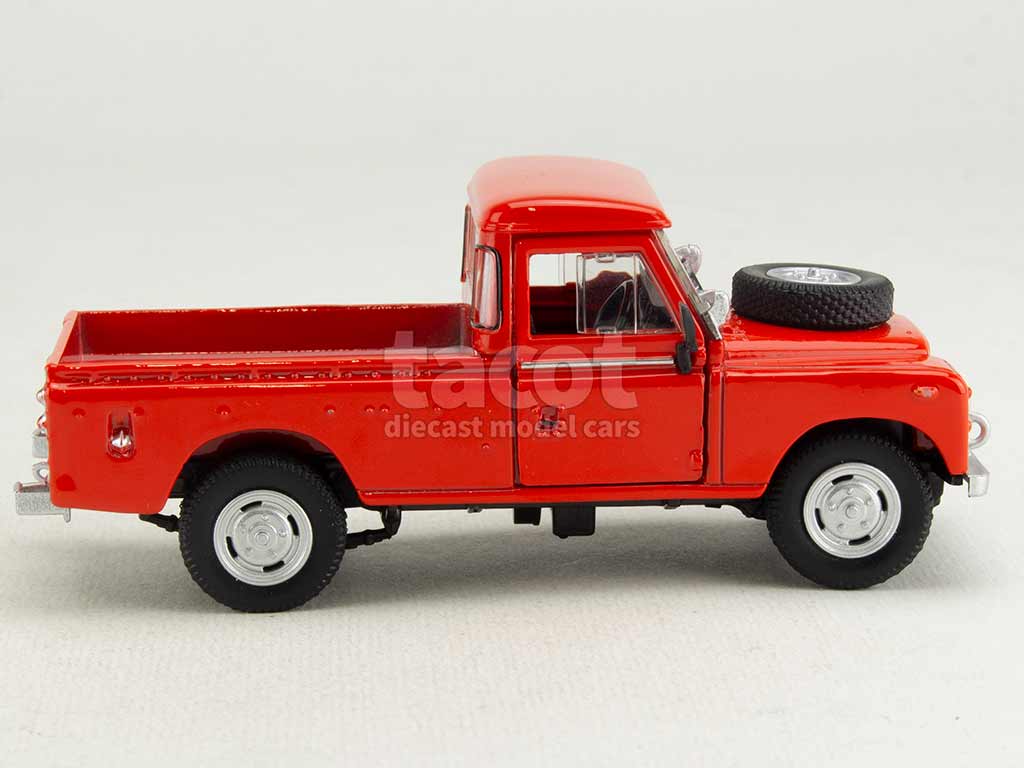 104461 Land Rover 109 Series III Pick-Up