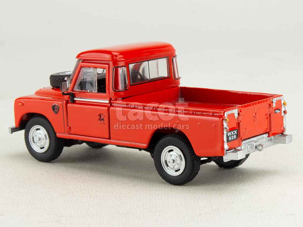 104461 Land Rover 109 Series III Pick-Up