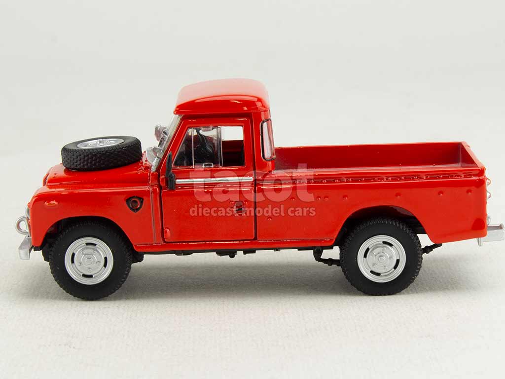 104461 Land Rover 109 Series III Pick-Up