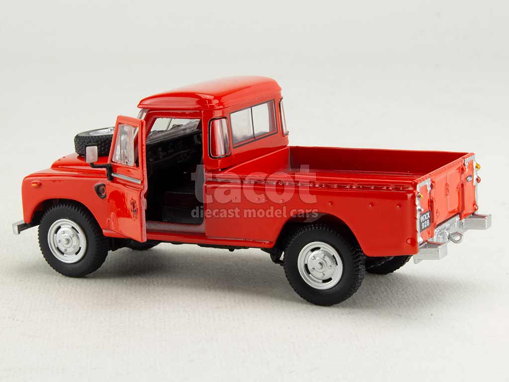 104461 Land Rover 109 Series III Pick-Up