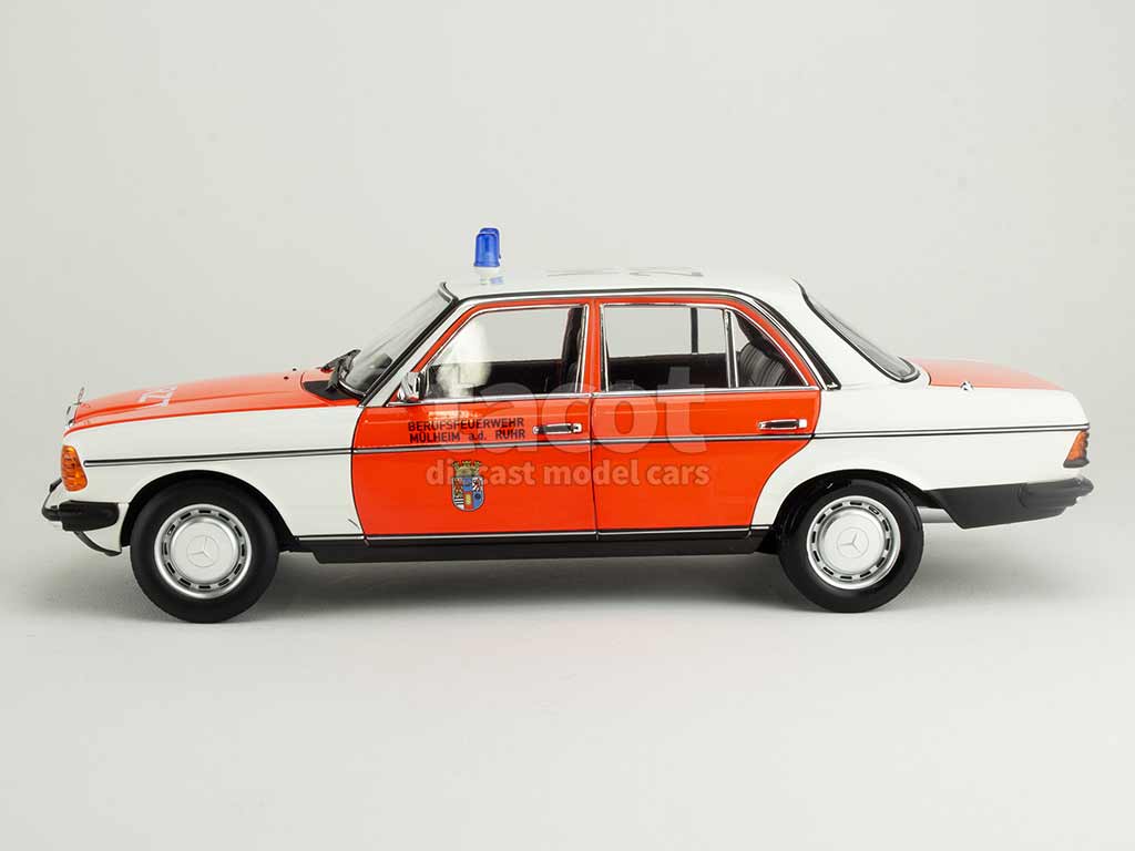 105815 Mercedes 200/ W123 Ambulance 1984