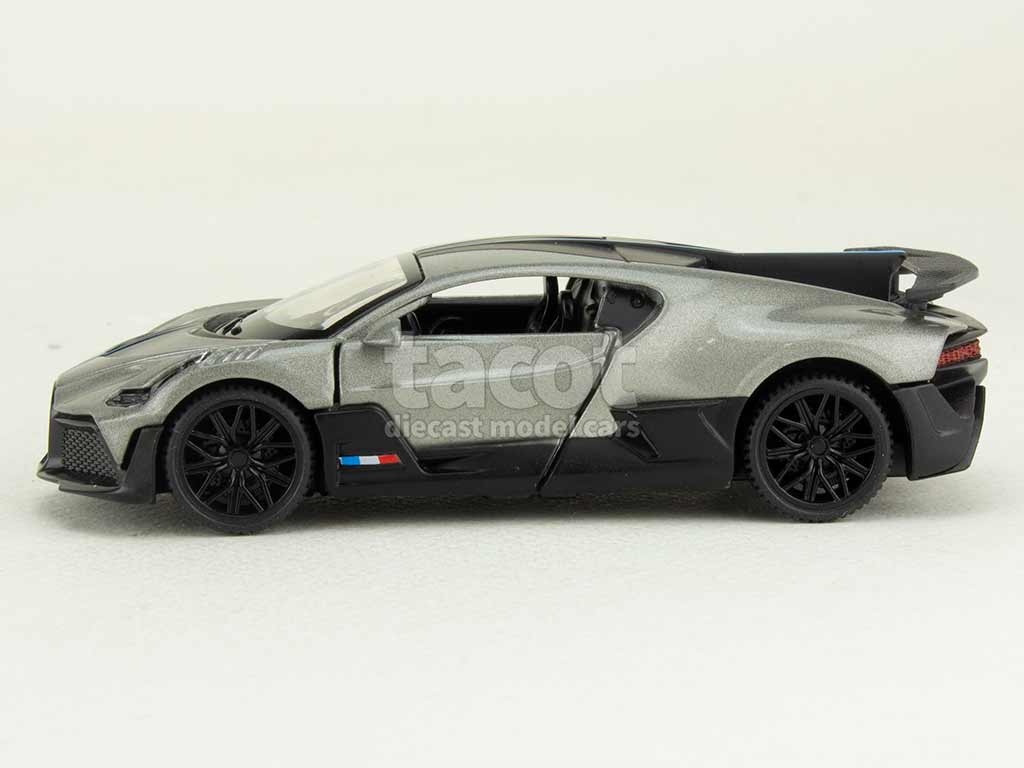 108243 Bugatti Divo 2020