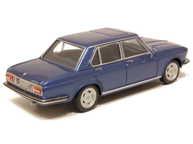 1:18 BMW Série 5 E12 - 1973 - Bleu clair métallisé