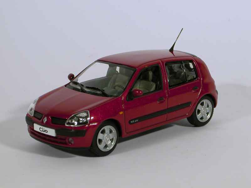 32797 Renault Clio II 1.6 16V Privilège 5 Doors 2001