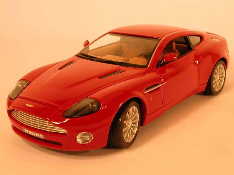 41467 Aston Martin V12 Vanquish 2002