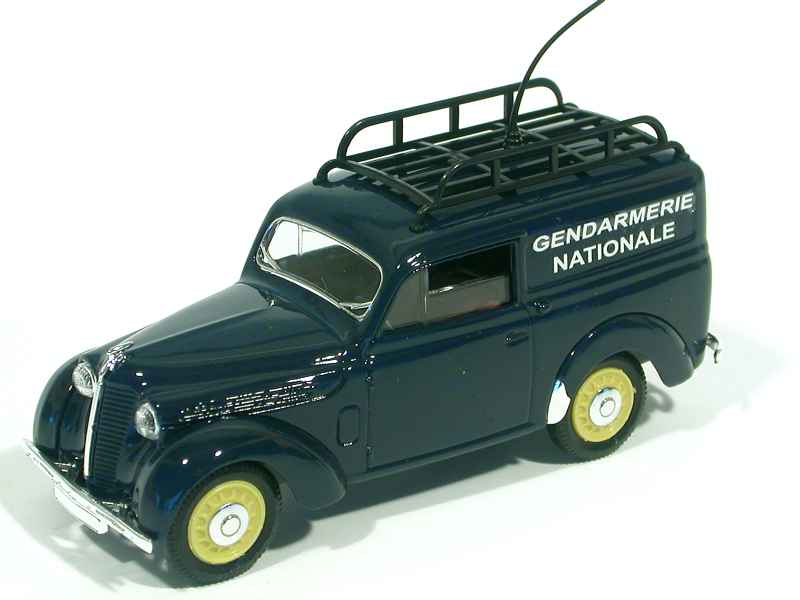 47633 Renault Juvaquatre Tôlée Gendarmerie