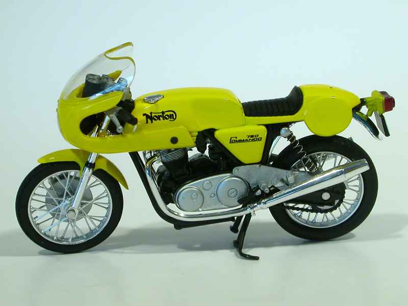48014 Norton 750 Commando Racer