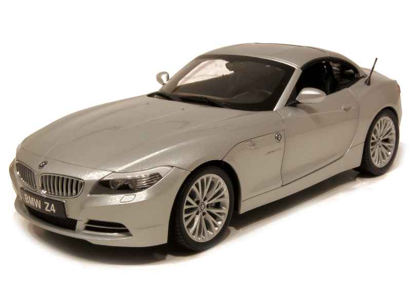 Voiture, BMW Z4,cabriolet, modèle 2003, d'argent, dessus ouvert, vue