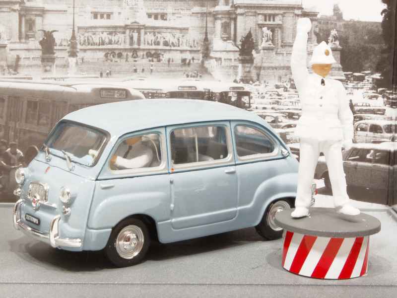 63225 Fiat 600D Multipla Piazza Venezia Roma