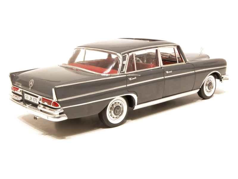 MERCEDES 230E/ W124 1983 - Revell Metal 1/18 EUR 219,77 - FR