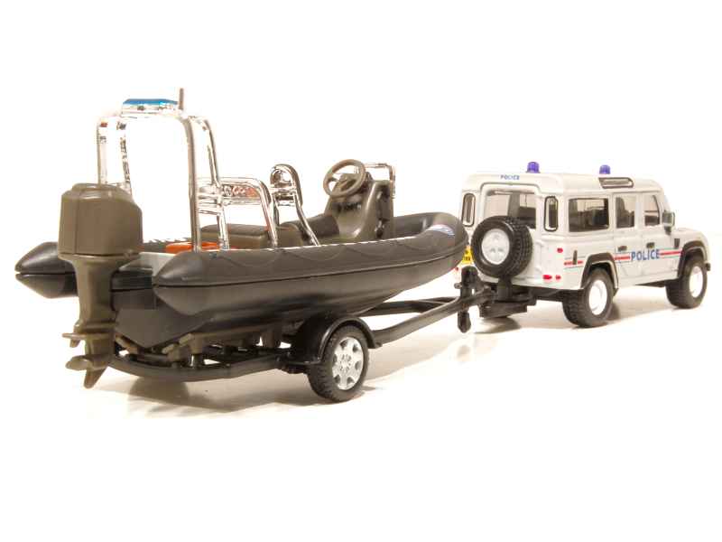 66359 Land Rover Defender 110 Canot Police