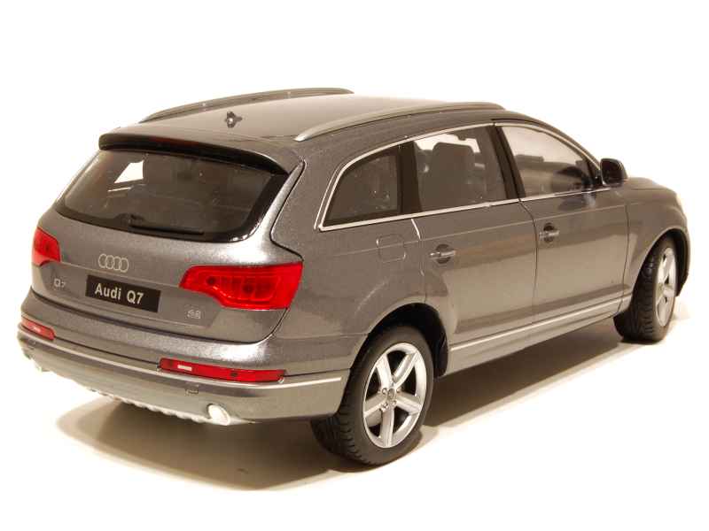 Audi q7 1 18