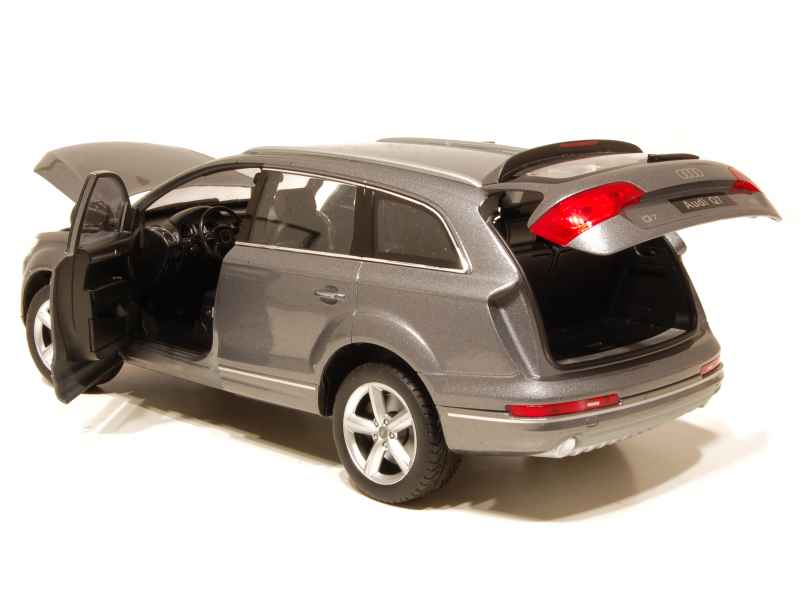 Audi q7 1 18