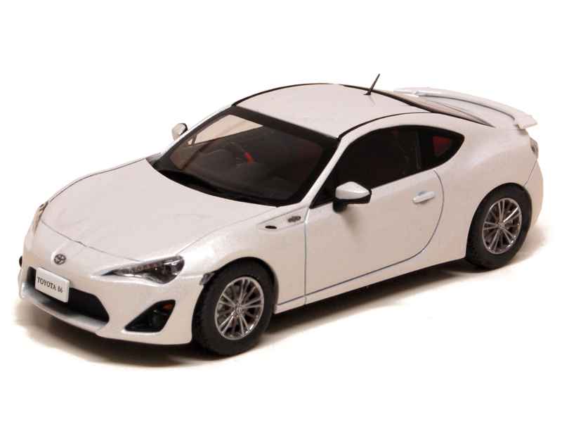 BELLE NISSAN SKYLINE Gt-R R35 2009 Yatming Avec Sa Boite Vitrine 1/43