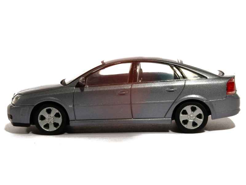79194 Opel Vectra GTS 5 Doors 2004