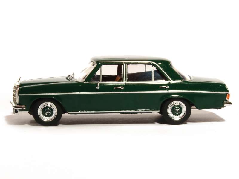 Diecast model cars Mercedes 200 1/24 WhiteBox D (W115) blue foncé 1968 Diecast model cars Mercedes 200 1/24 WhiteBox D (W115) blue foncé 1968